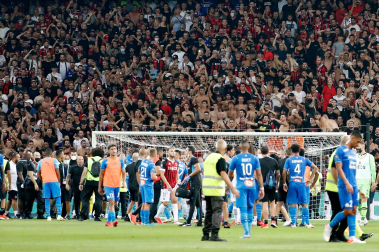 Hinchas del Niza saltan al campo para agredir a los jugadores del Marsella