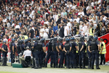 Hinchas del Niza saltan al campo para agredir a los jugadores del Marsella