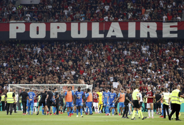 Hinchas del Niza saltan al campo para agredir a los jugadores del Marsella
