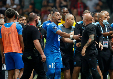Hinchas del Niza saltan al campo para agredir a los jugadores del Marsella