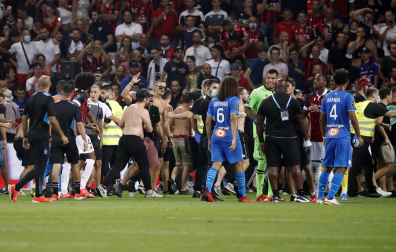 Hinchas del Niza saltan al campo para agredir a los jugadores del Marsella