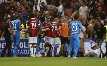 Hinchas del Niza saltan al campo para agredir a los jugadores del Marsella