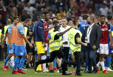 Hinchas del Niza saltan al campo para agredir a los jugadores del Marsella
