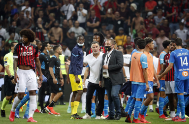 Hinchas del Niza saltan al campo para agredir a los jugadores del Marsella