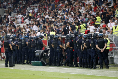Hinchas del Niza saltan al campo para agredir a los jugadores del Marsella