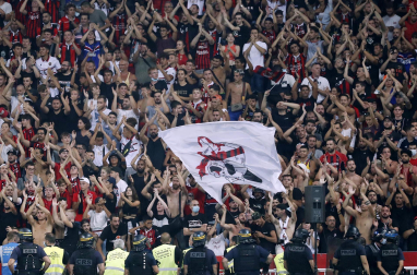 Hinchas del Niza saltan al campo para agredir a los jugadores del Marsella