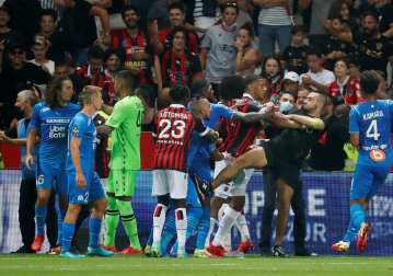 Hinchas del Niza saltan al campo para agredir a los jugadores del Marsella