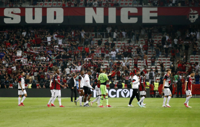 Hinchas del Niza saltan al campo para agredir a los jugadores del Marsella