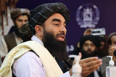 Zabihullah Mujahid, portavoz talibán habla con los periodistas durante una rueda de prensa en Kabul, Afganistán