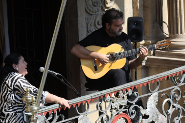 Flamenco desde los balcones del Ayuntamiento de Pamplona.