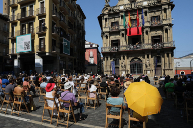 Flamenco desde los balcones del Ayuntamiento de Pamplona.