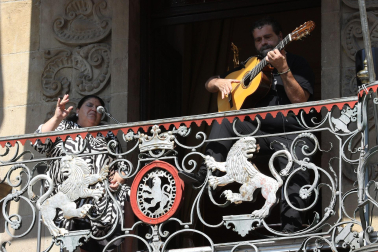 Flamenco desde los balcones del Ayuntamiento de Pamplona.