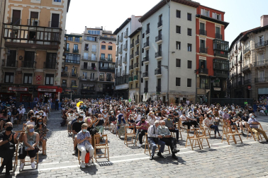 Flamenco desde los balcones del Ayuntamiento de Pamplona.
