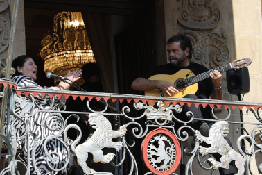 Flamenco desde los balcones del Ayuntamiento de Pamplona.
