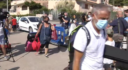 Los vecinos de las viviendas aún en pie del inmueble que sufrió el derrumbe parcial el pasado miércoles en Peñíscola (Castellón) han podido entrar esta mañana a recoger sus pertenencias.