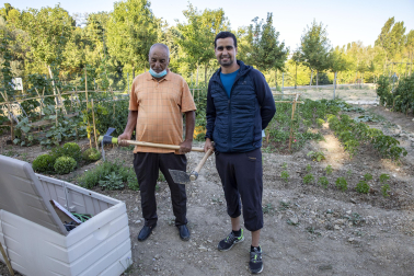 Khalid El Attar, con su amigo Mohamed, en la huerta que cuidan de Echavacoiz