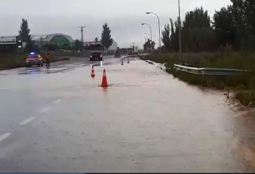 Policía Foral controla el tráfico de la carretera Tudela - Corella tras las inundaciones.