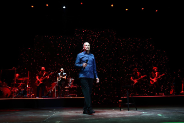 Imagen del concierto de José Luis Perales en Pamplona este sábado.