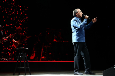 Imagen del concierto de José Luis Perales en Pamplona este sábado.