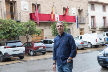 Óscar Bea Trincado pasea ante la fachada del Ayuntamiento de Cintruénigo.