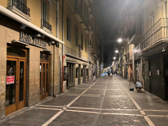 Calles casi vacías este jueves tras el cierre de los bares del Casco Antiguo de Pamplona como protesta por las agresiones a hosteleros.