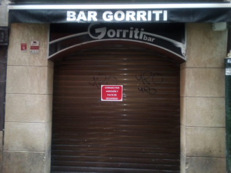 Algunos bares han colocado un cartel mencionando el cierre por la falta de seguridad