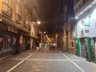 Calles casi vacías este jueves tras el cierre de los bares del Casco Antiguo de Pamplona como protesta por las agresiones a hosteleros.