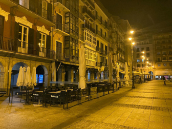Calles casi vacías este jueves tras el cierre de los bares del Casco Antiguo de Pamplona como protesta por las agresiones a hosteleros.