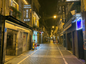 Calles casi vacías este jueves tras el cierre de los bares del Casco Antiguo de Pamplona como protesta por las agresiones a hosteleros.