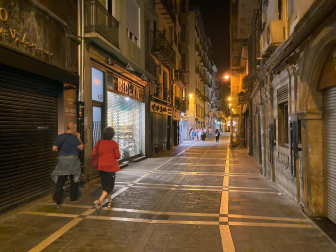 Calles casi vacías este jueves tras el cierre de los bares del Casco Antiguo de Pamplona como protesta por las agresiones a hosteleros.
