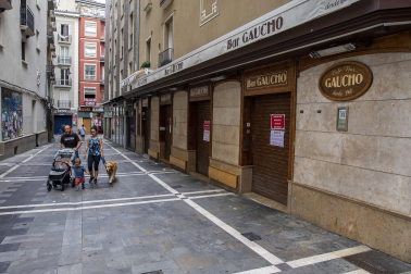 Los bares de diferentes calles del Casco Antiguo de Pamplona han cerrado este jueves como protesta por los últimos incidentes y muchas calles han quedado vacías sin las habituales aglomeraciones de los Juevintxos