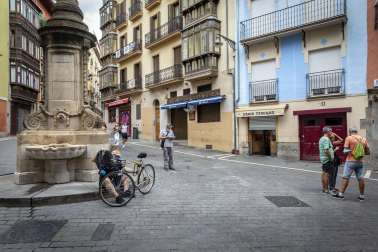 Los bares de diferentes calles del Casco Antiguo de Pamplona han cerrado este jueves como protesta por los últimos incidentes y muchas calles han quedado vacías sin las habituales aglomeraciones de los Juevintxos