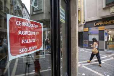 Los bares de diferentes calles del Casco Antiguo de Pamplona han cerrado este jueves como protesta por los últimos incidentes y muchas calles han quedado vacías sin las habituales aglomeraciones de los Juevintxos