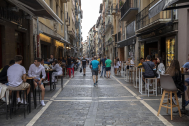 Los bares de diferentes calles del Casco Antiguo de Pamplona han cerrado este jueves como protesta por los últimos incidentes y muchas calles han quedado vacías sin las habituales aglomeraciones de los Juevintxos