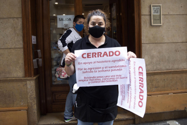 Los bares de diferentes calles del Casco Antiguo de Pamplona han cerrado este jueves como protesta por los últimos incidentes y muchas calles han quedado vacías sin las habituales aglomeraciones de los Juevintxos