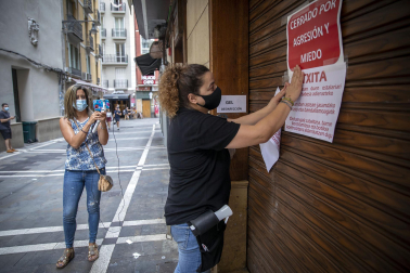Los bares de diferentes calles del Casco Antiguo de Pamplona han cerrado este jueves como protesta por los últimos incidentes y muchas calles han quedado vacías sin las habituales aglomeraciones de los Juevintxos