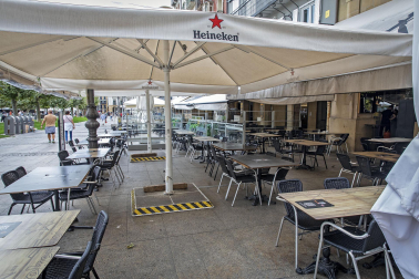 Los bares de diferentes calles del Casco Antiguo de Pamplona han cerrado este jueves como protesta por los últimos incidentes y muchas calles han quedado vacías sin las habituales aglomeraciones de los Juevintxos