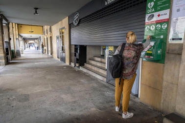 Los bares de diferentes calles del Casco Antiguo de Pamplona han cerrado este jueves como protesta por los últimos incidentes y muchas calles han quedado vacías sin las habituales aglomeraciones de los Juevintxos