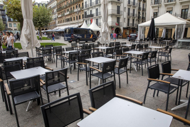 Los bares de diferentes calles del Casco Antiguo de Pamplona han cerrado este jueves como protesta por los últimos incidentes y muchas calles han quedado vacías sin las habituales aglomeraciones de los Juevintxos