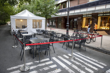 Los bares de diferentes calles del Casco Antiguo de Pamplona han cerrado este jueves como protesta por los últimos incidentes y muchas calles han quedado vacías sin las habituales aglomeraciones de los Juevintxos