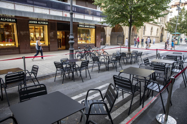 Los bares de diferentes calles del Casco Antiguo de Pamplona han cerrado este jueves como protesta por los últimos incidentes y muchas calles han quedado vacías sin las habituales aglomeraciones de los Juevintxos