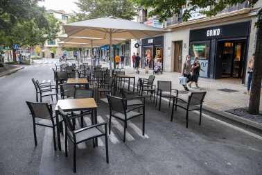 Los bares de diferentes calles del Casco Antiguo de Pamplona han cerrado este jueves como protesta por los últimos incidentes y muchas calles han quedado vacías sin las habituales aglomeraciones de los Juevintxos