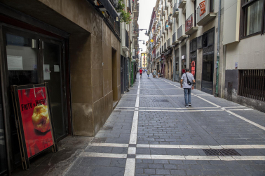 Los bares de diferentes calles del Casco Antiguo de Pamplona han cerrado este jueves como protesta por los últimos incidentes y muchas calles han quedado vacías sin las habituales aglomeraciones de los Juevintxos