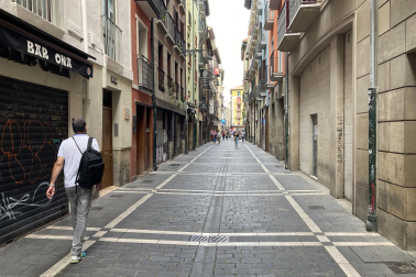 Los bares de diferentes calles del Casco Antiguo de Pamplona han cerrado este jueves como protesta por los últimos incidentes y muchas calles han quedado vacías sin las habituales aglomeraciones de los Juevintxos