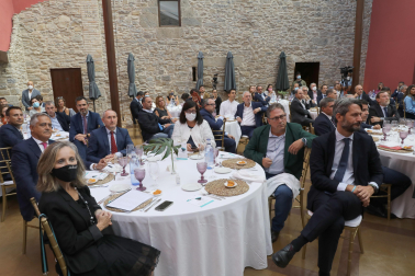e izda a dcha: Izaskun Goñi (dtora general Gobierno de Navarra), Juan Miguel Sucunza (Pte de CEN), Jose Manuel Erro (Dtor general del grupo Diario de Navarra), Pilar Irigoyen (Dtora de Sodena), Cayo Martínez (Alinar) y Carlos Sánchez Mitelbrum (Caixabank)