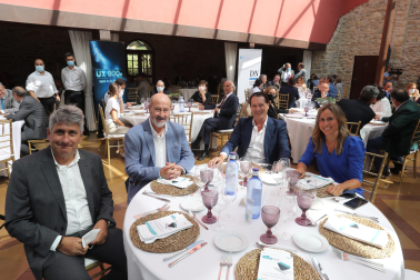 De izquierda a derecha, Fernando Mendoza (Nilsa); Emilio Flamarique (Aenor), Juan Mari Ayechu (director de empresas de Caja Rural) y Alicia Nicolás (directora comercial de Diario de Navarra). Falta en la foto Ignacio Pérez de Albéniz (director de Arpa).