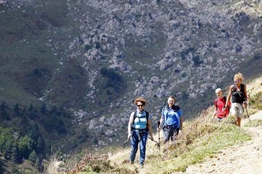 Marchar por el 50 aniversario de la inauguración del refugio Ángel Olorón de Belagua