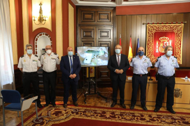 El delegado del Gobierno y el alcalde de Pamplona, con los responsables policiales