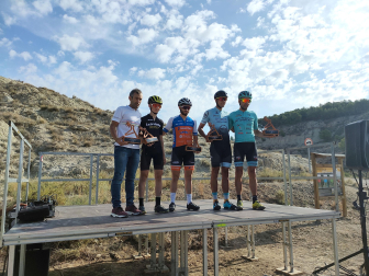 De izquierda a derecha, los ciclistas Patxi Cía, Asier Bienzobas, Javier Guillorme, Carlos García y Tito Espada