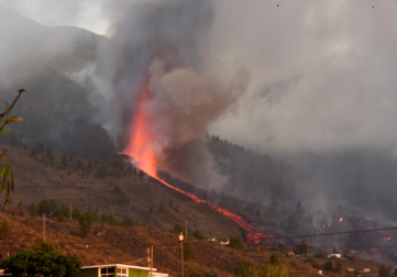 El volcán tiene siete bocas eruptivas y las coladas de lava van avanzando hacia el mar